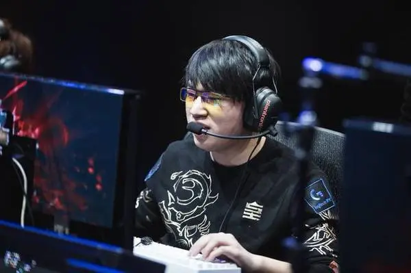 C9横扫EG,CoreJJ拿下关键大龙顶尖较量淘汰赛,留下经典瞬间 C9横扫EG,CoreJJ拿下关键大龙顶尖较量淘汰赛,留下经典瞬间