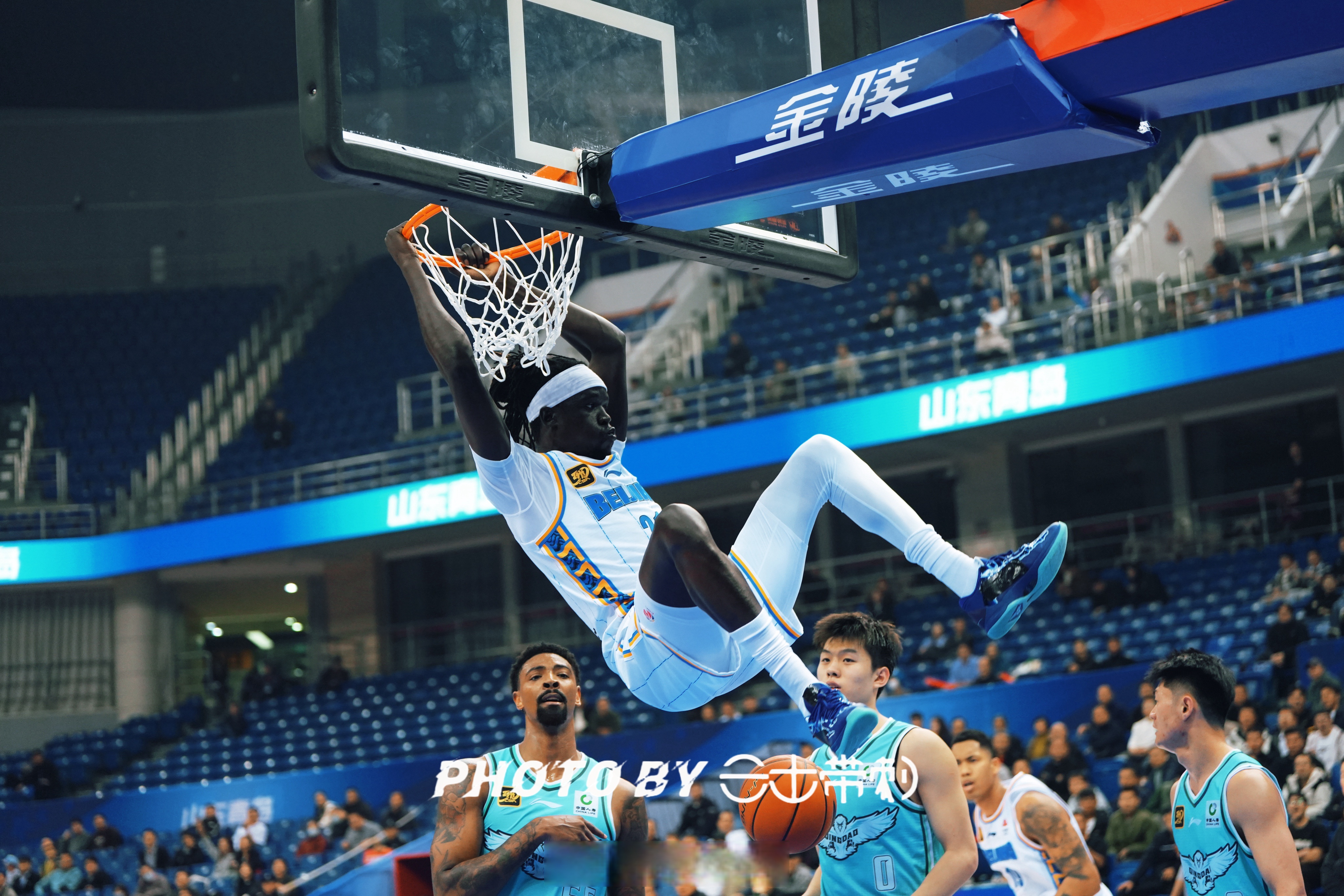 青岛队险胜篮网,浓眉哥带队取胜 青岛队险胜篮网,浓眉哥带队取胜