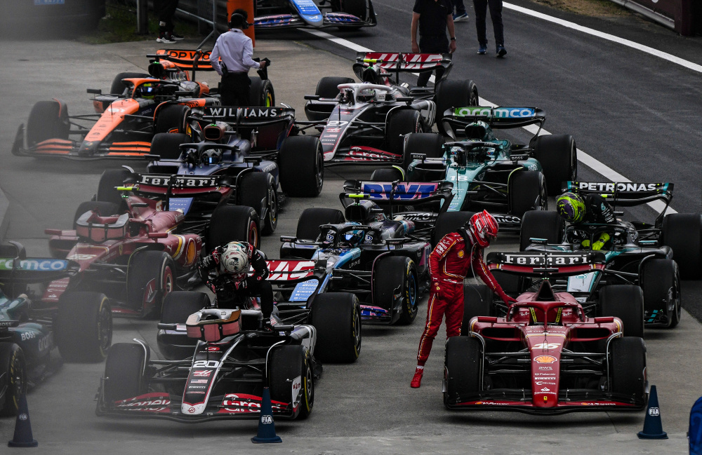 关于索伯车队横扫阿斯顿马丁，拉塞尔统治全场的信息